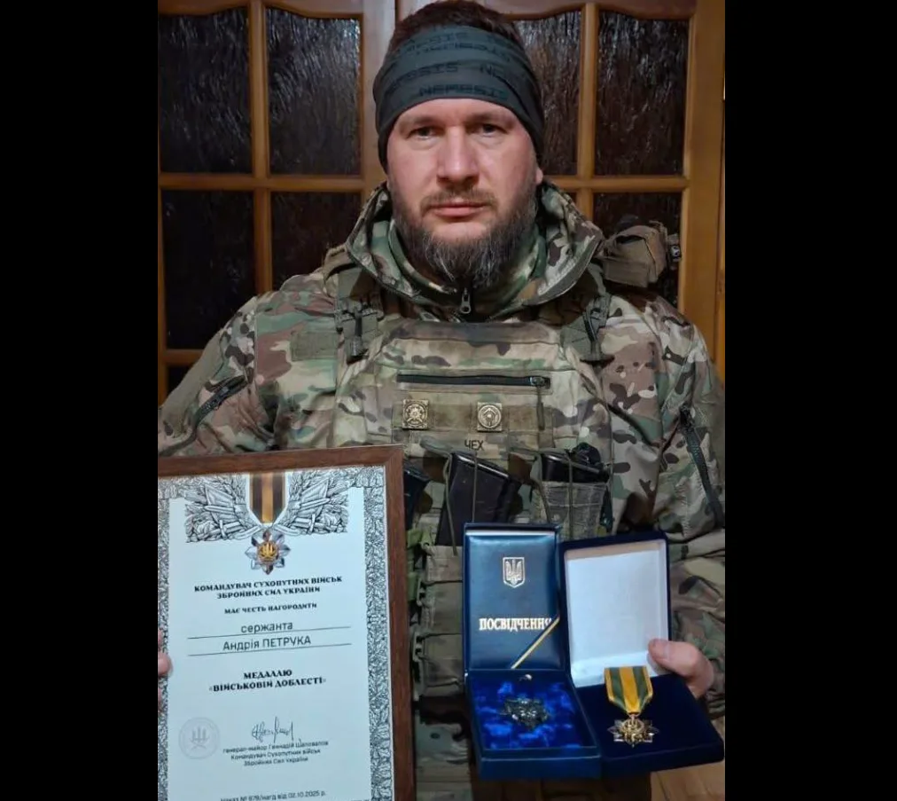 Український військовий отримує нагороду за службу