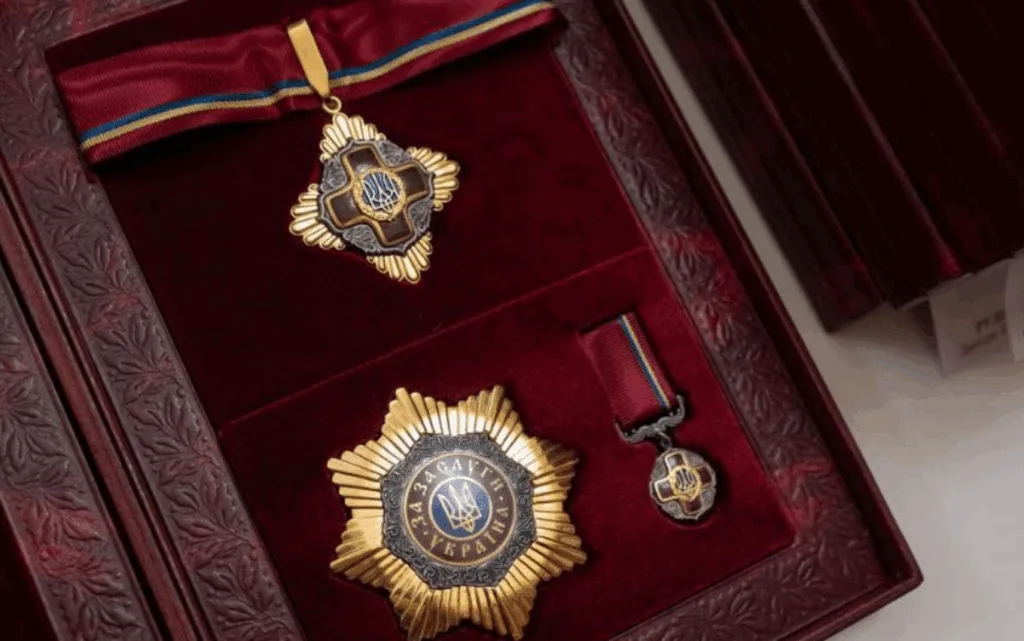 Державні нагороди України у футлярі