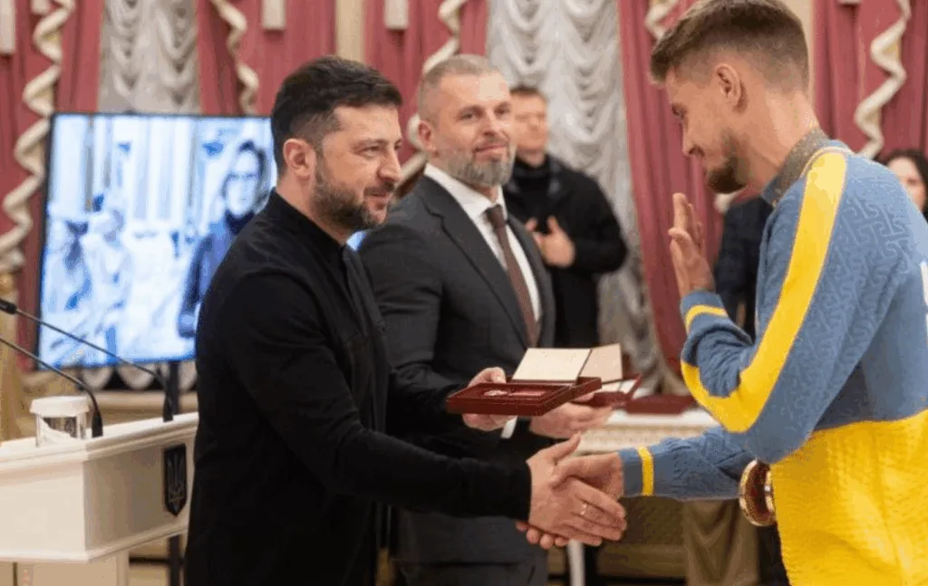 Вручення нагороди спортсмену в офіційній обстановці