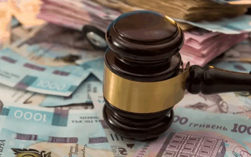 Суддівський молоток на українських гривнях