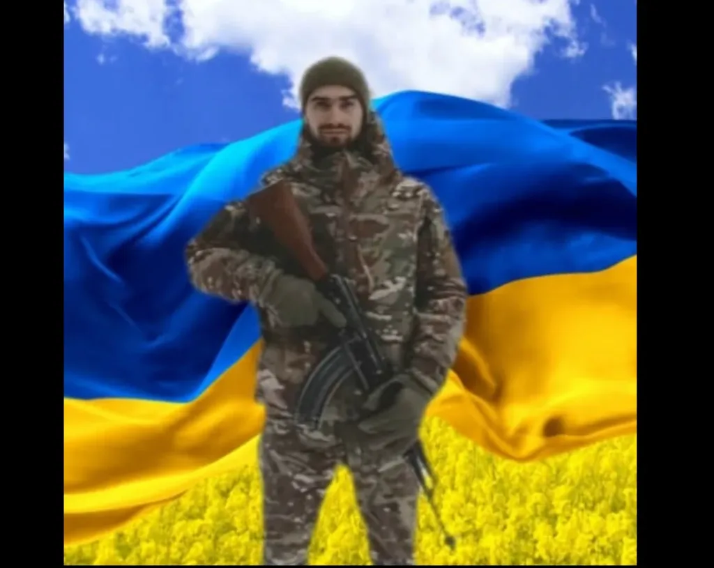 Український військовий на тлі прапора України