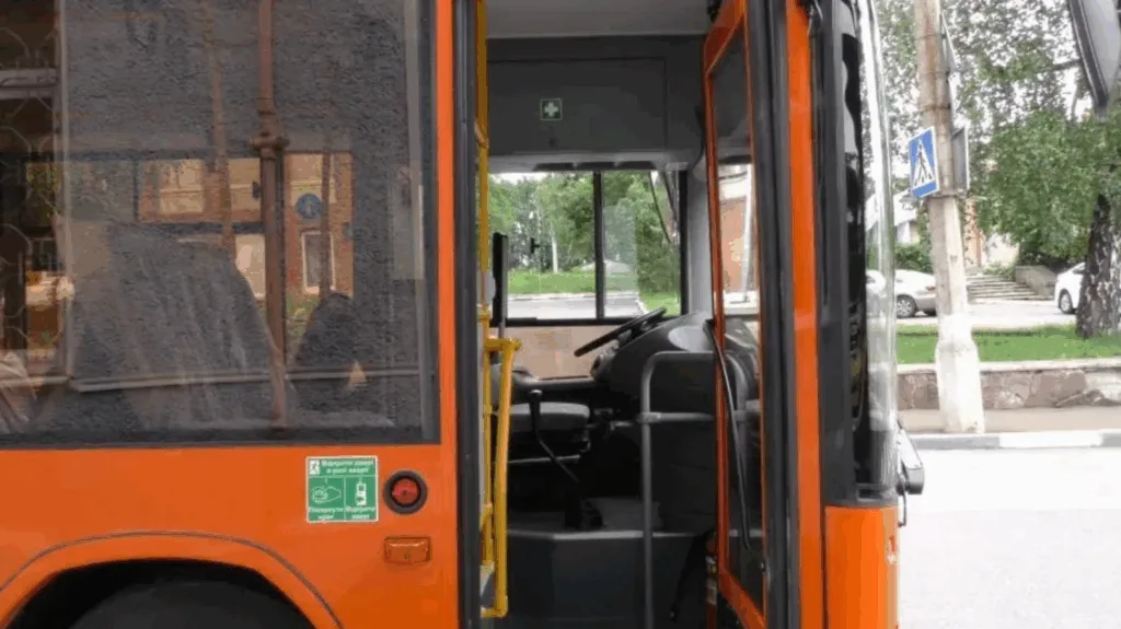 Відчинені двері помаранчевого міського автобуса