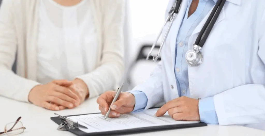Лікар консультує пацієнта та заповнює медичну форму