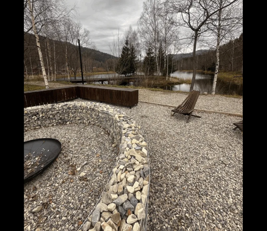 Кам'яний двір з озером і деревами навколо