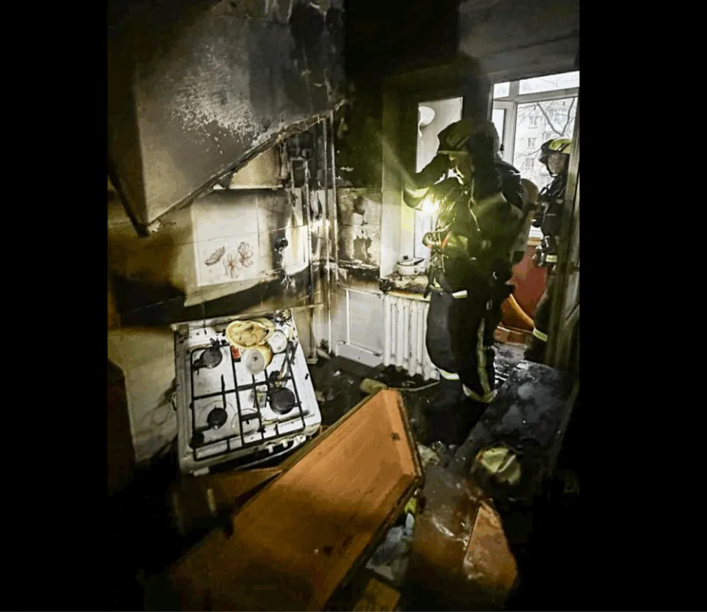 Пожежники оглядають згорілу кухню після пожежі