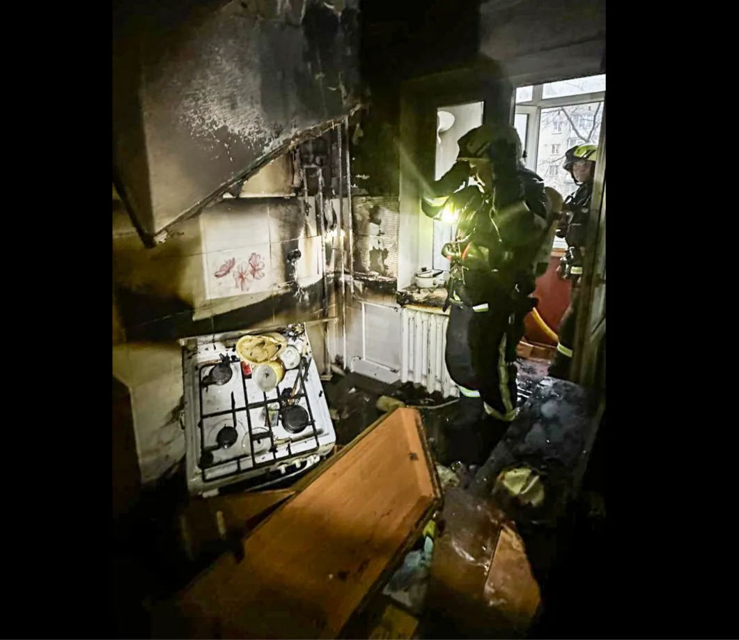 Пожежники оглядають згорілу кухню після пожежі