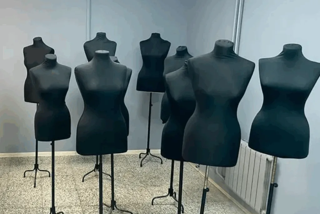 Чорні манекени в ательє на підставках