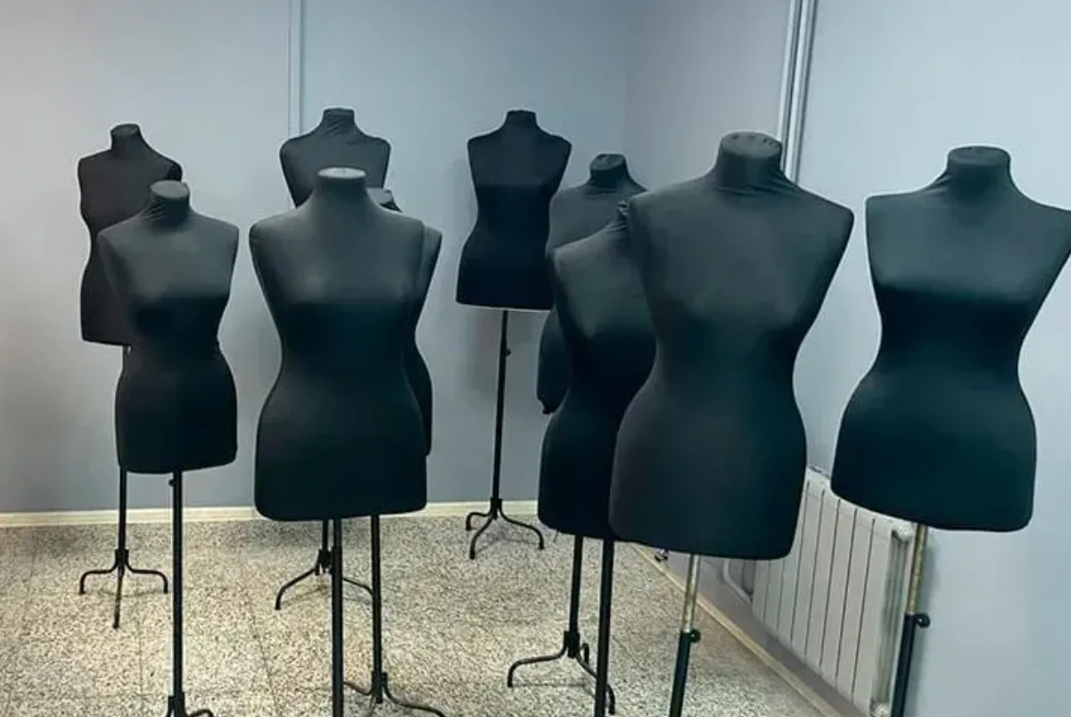 Чорні манекени в ательє на підставках