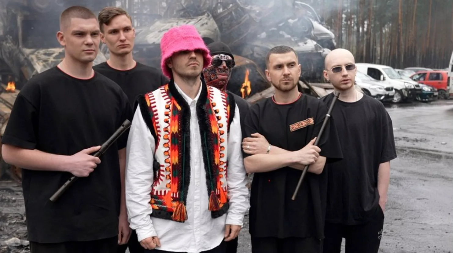 Музична група на фоні згорілих автомобілів