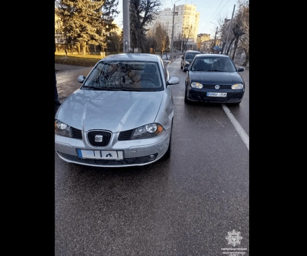 Дорожньо-транспортна пригода з двома автомобілями на вулиці