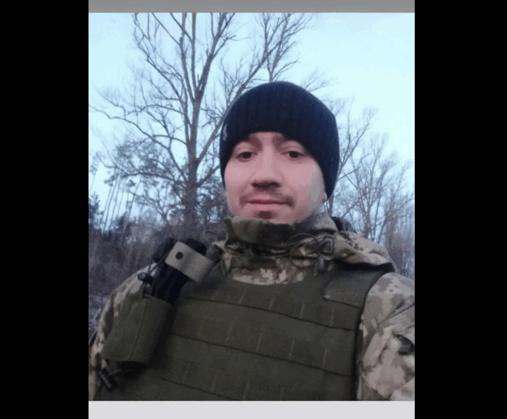 Військовий у камуфляжі на природі