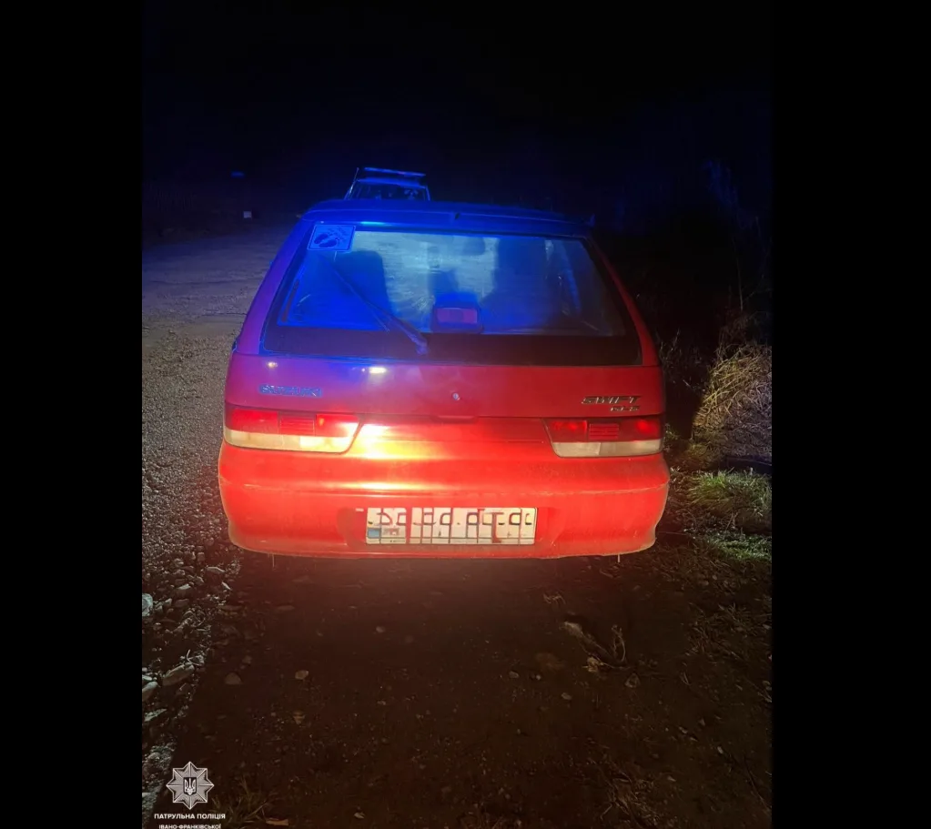 Червоний автомобіль Suzuki з поліцейським підсвічуванням