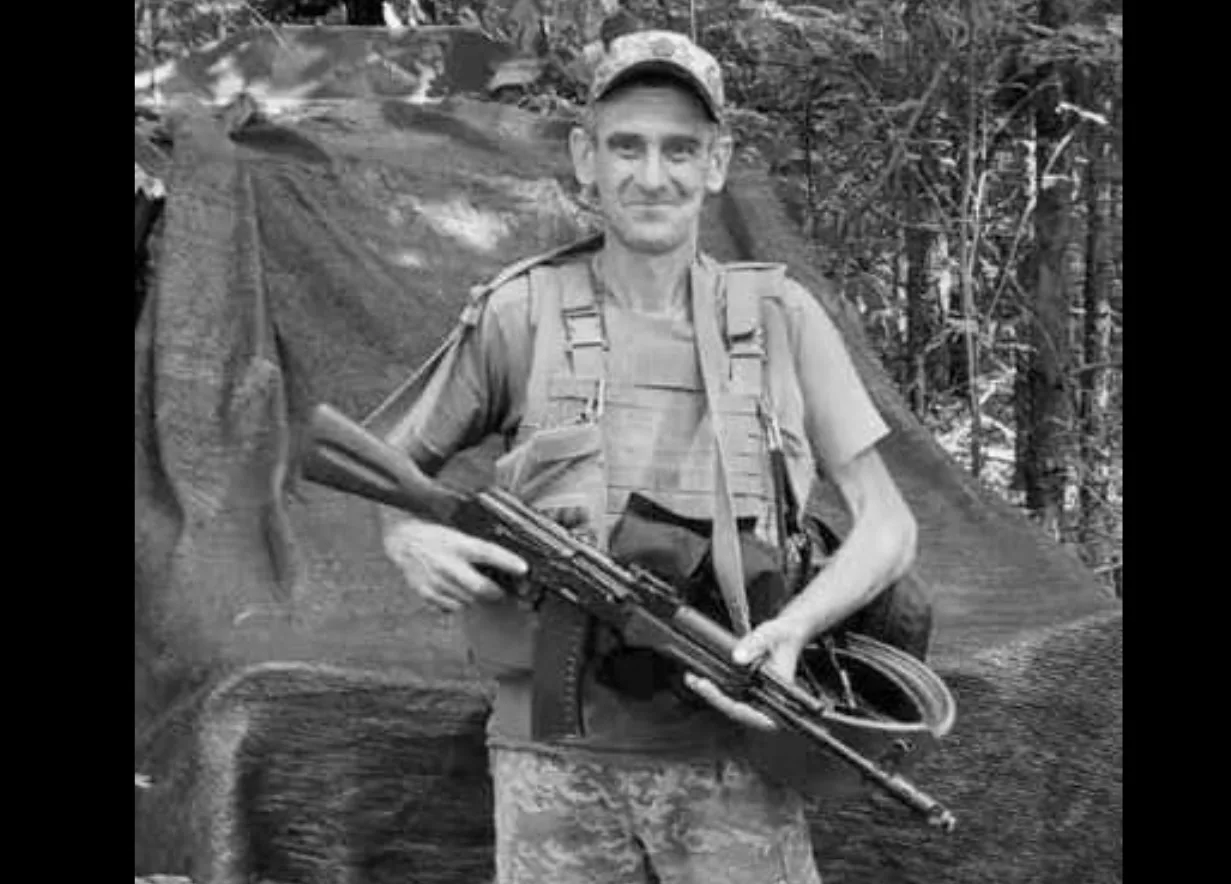 Військовий чоловік з автоматом у лісі