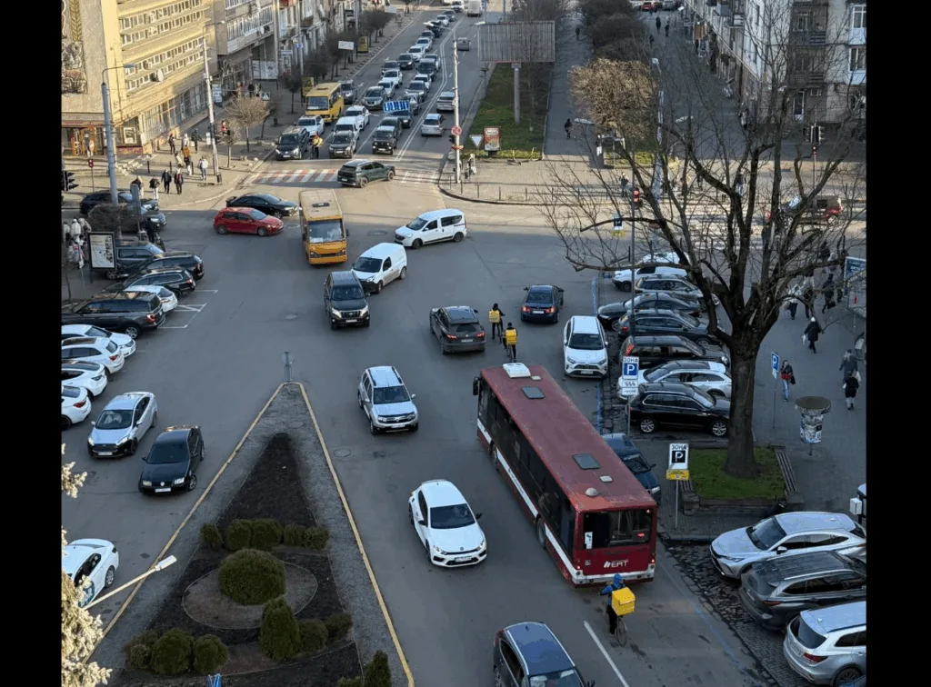 Міське перехрестя з автомобілями та автобусом