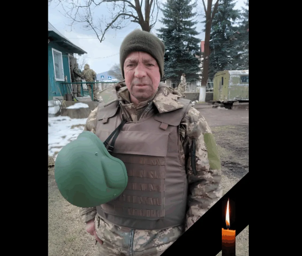 Український військовий у формі з шоломом і свічкою