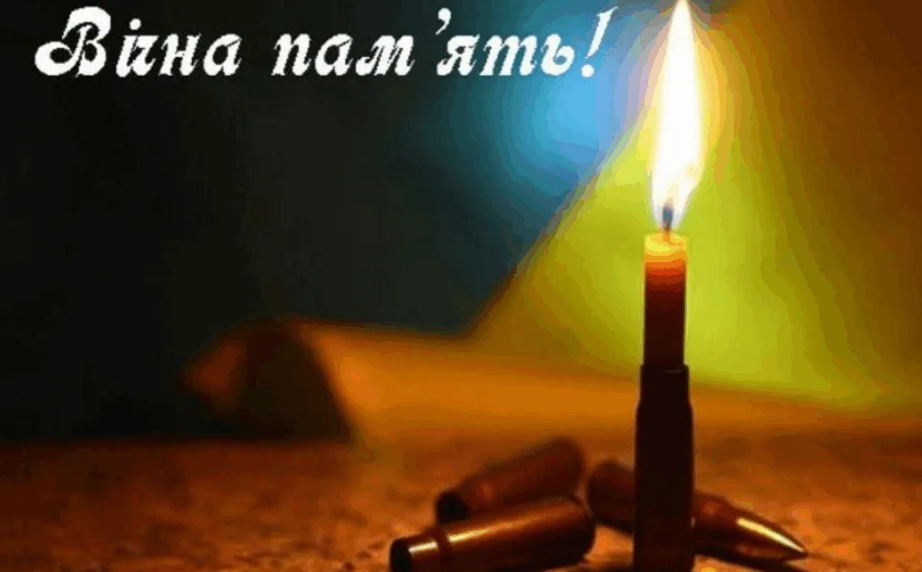 Свічка пам’яті серед куль на столі