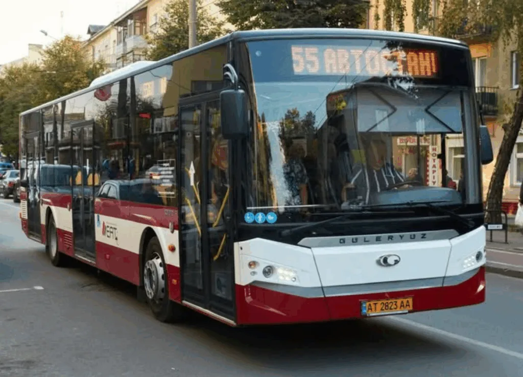 Міський автобус маршруту 55 на вулиці