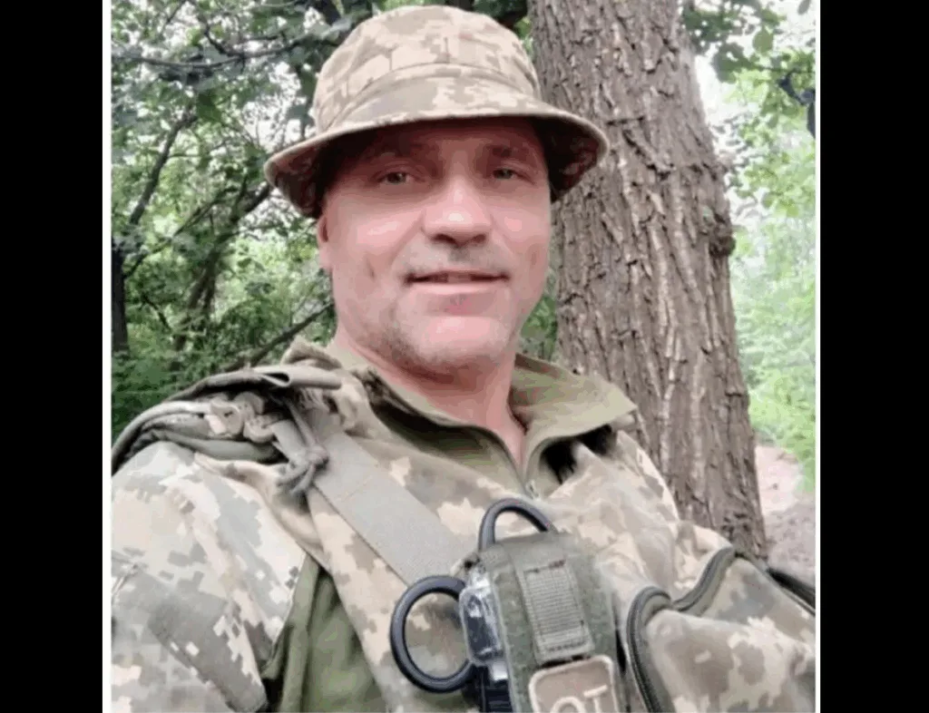 Український військовий у лісі