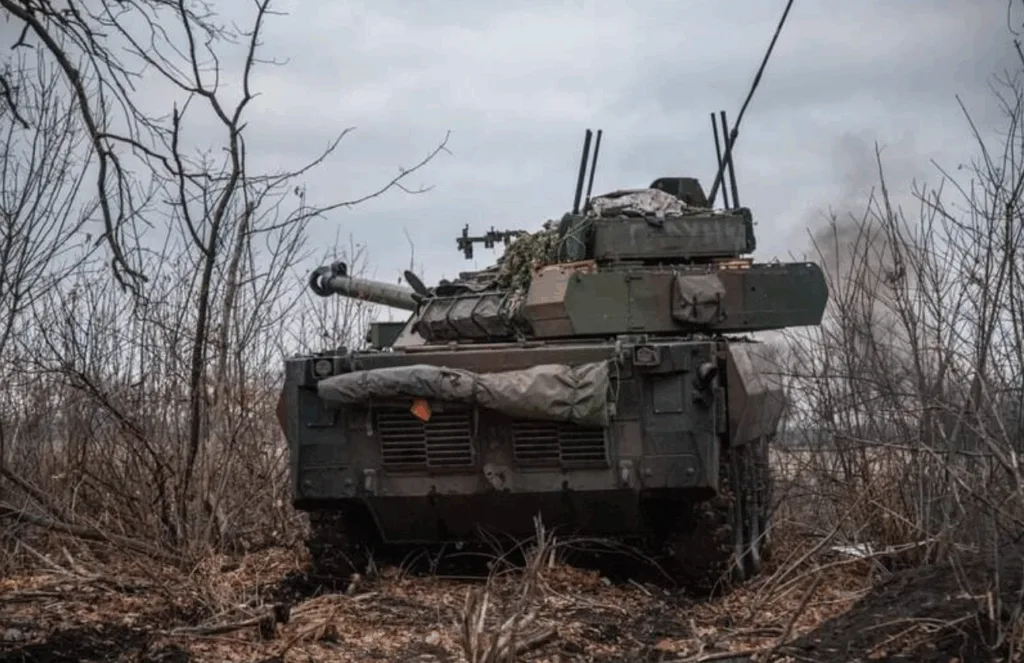 Бойовий танк у зимовому лісі під час операції