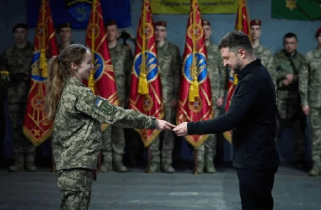 Вручення нагороди українській військовій під час церемонії