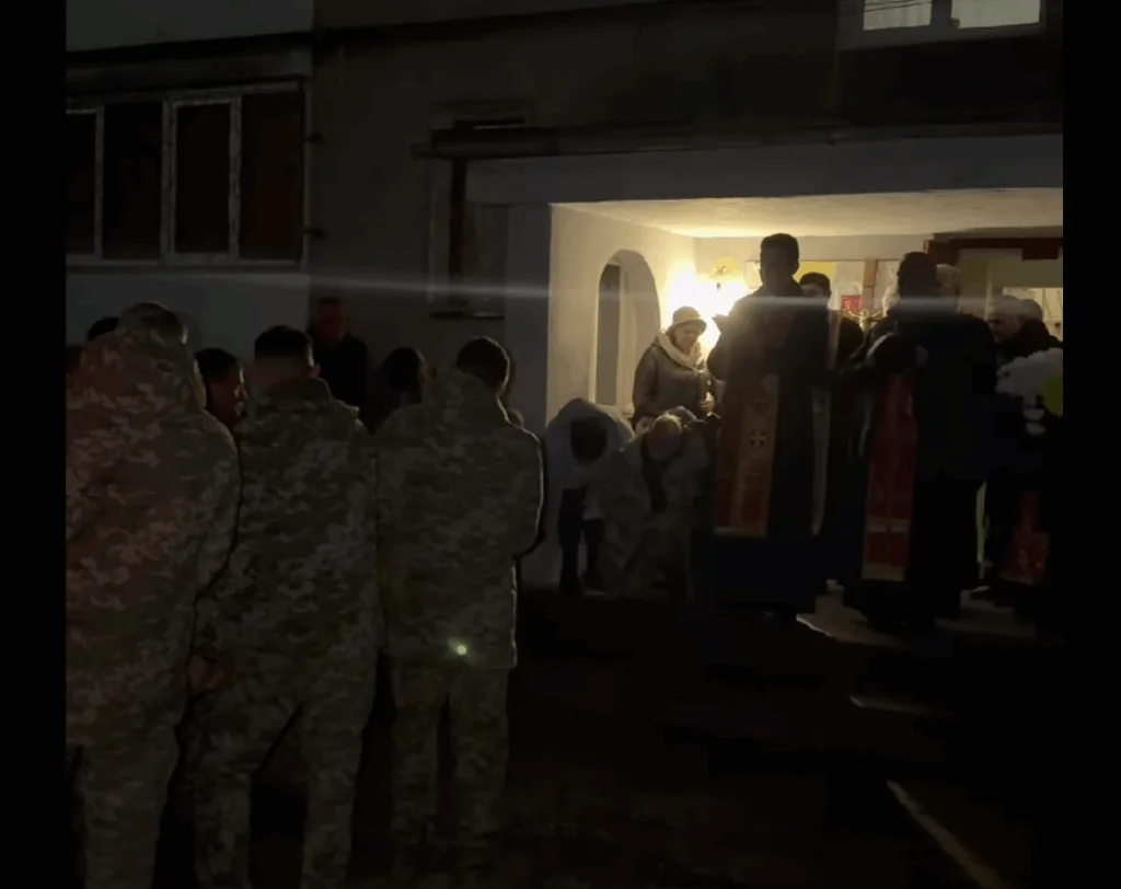 Військові та священники під час вечірньої церемонії