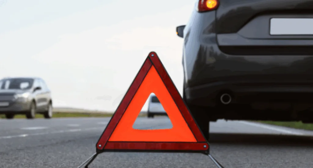 Аварійний трикутник за автомобілем на дорозі