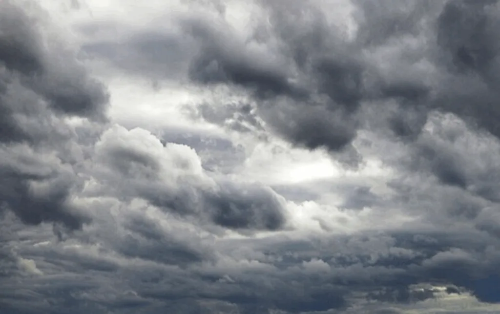 Сірі грозові хмари на небі перед дощем