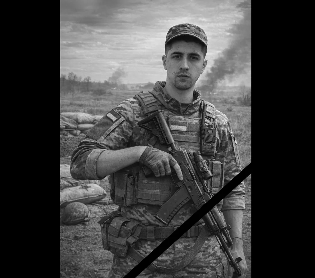 Український військовий на полі бою у формі