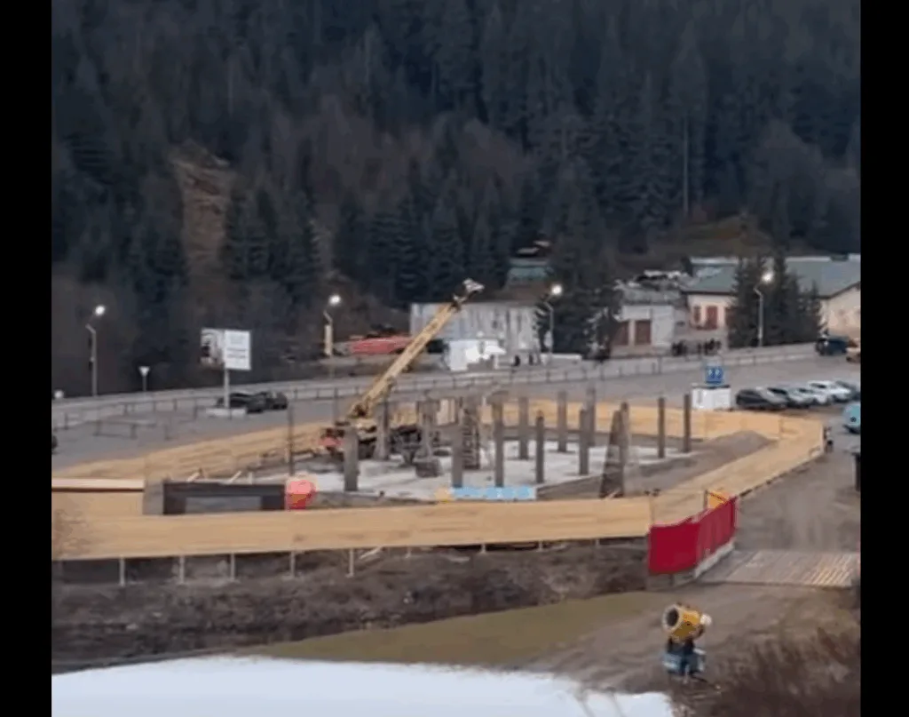 Будівництво споруди біля дороги в гірському селищі