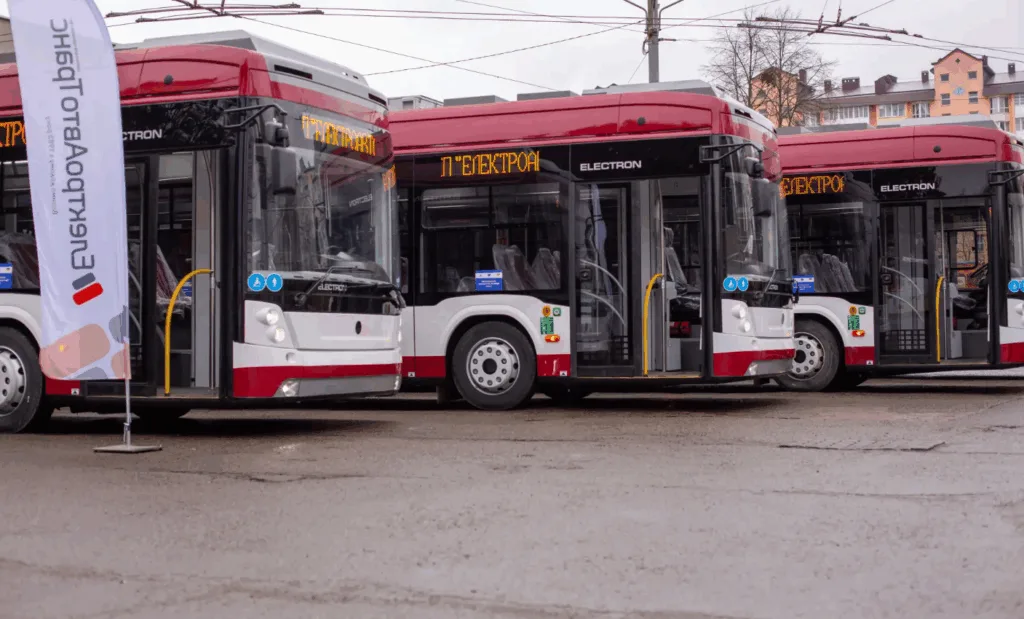Сучасні тролейбуси Електрон на міській площі