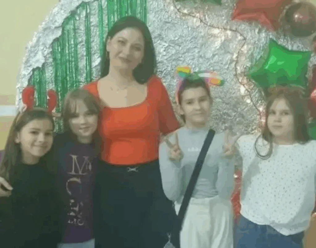 Жінка та діти на святковому фоні з кулями