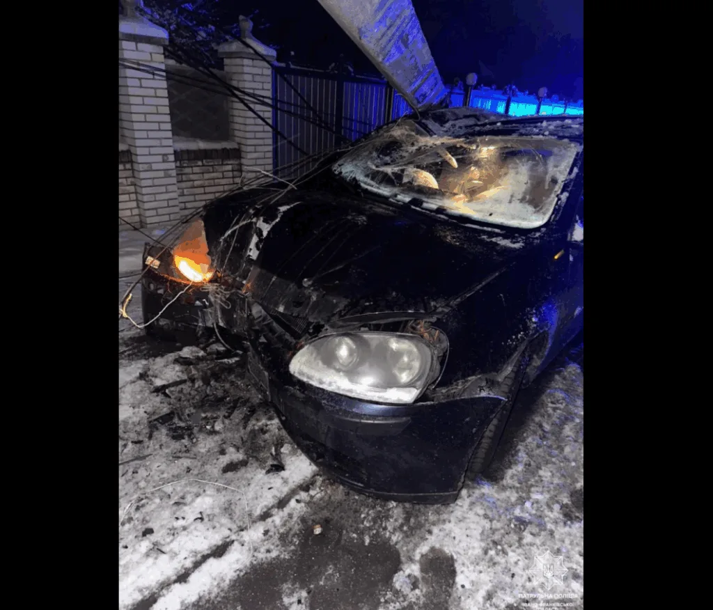 Пошкоджене авто після нічної аварії на снігу