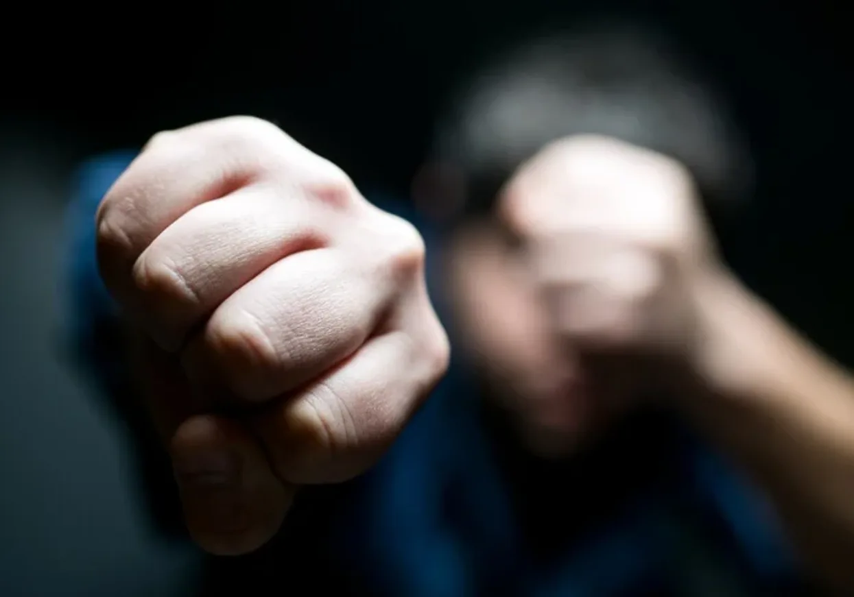 Крупний план стиснутого кулака перед обличчям