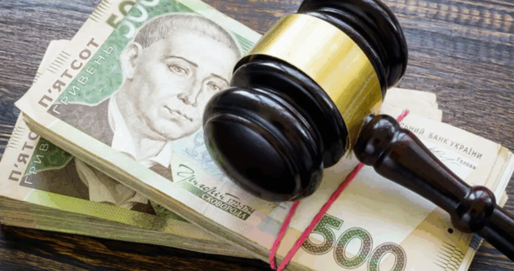 Судовий молоток на українських гривнях