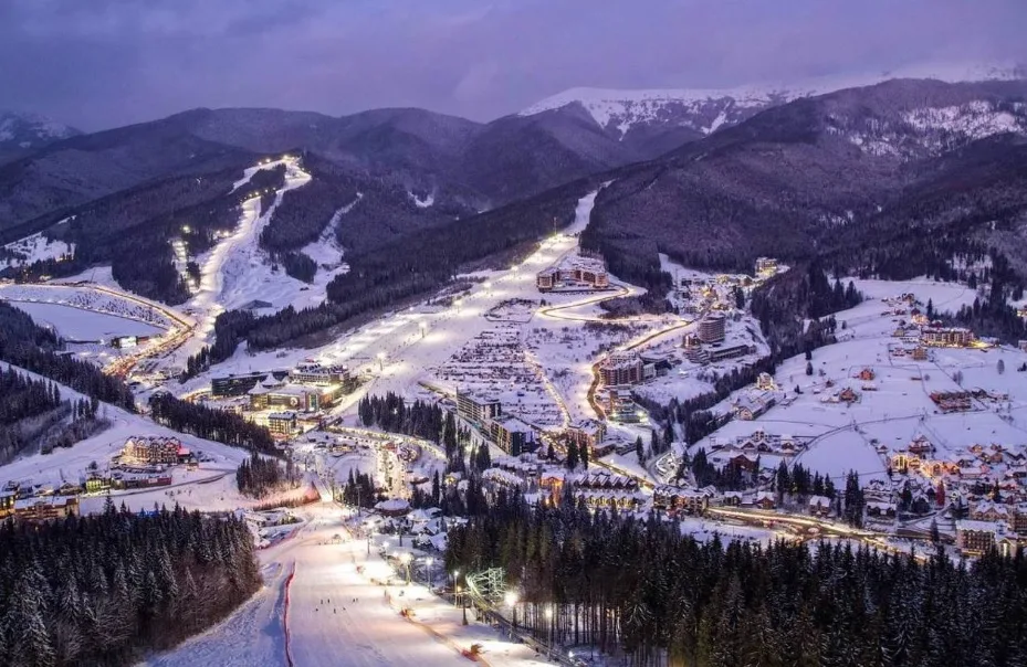 Зимовий гірськолижний курорт у Карпатах ввечері