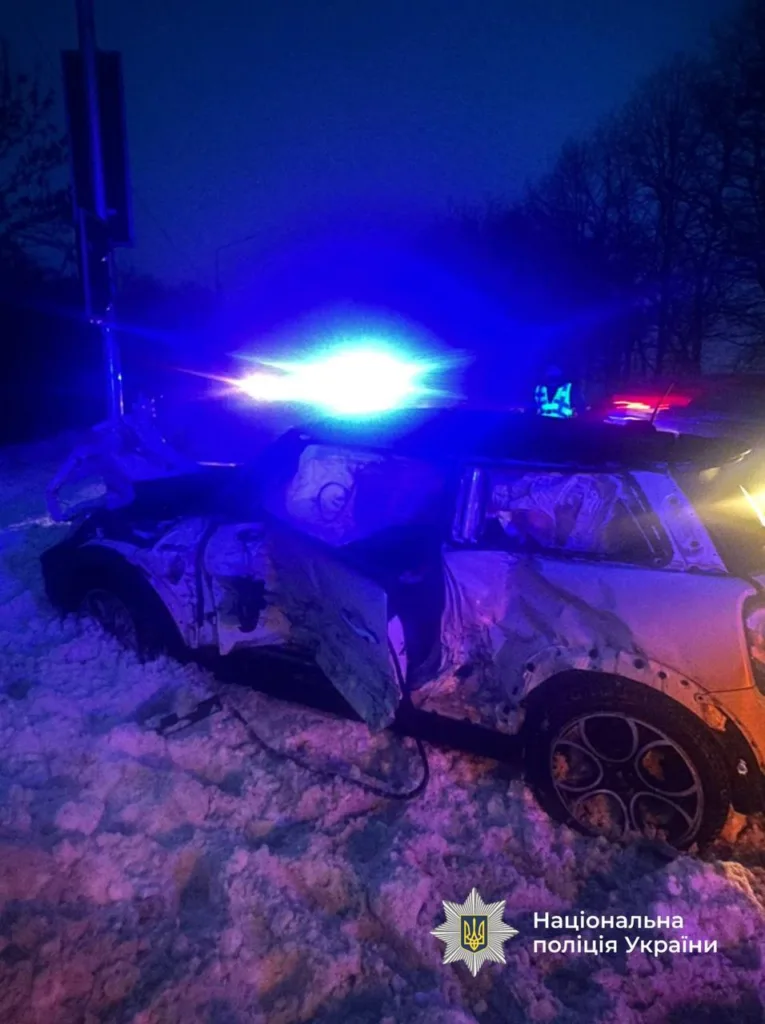 ДТП у снігу з автомобілем та поліцією