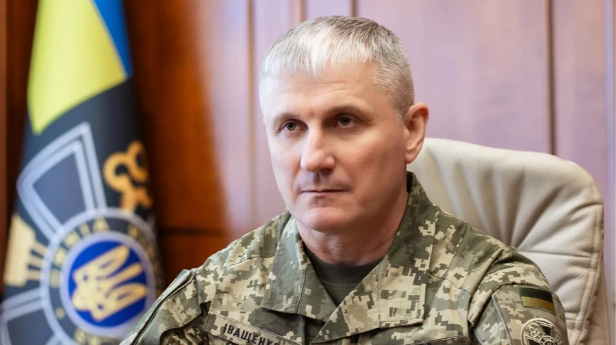 Український військовий у камуфляжі в офісі