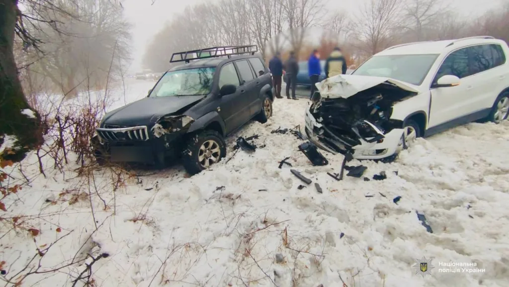 Дорожня аварія двох автомобілів на снігу
