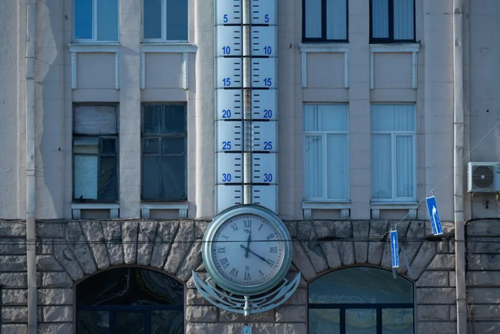 Годинник і термометр на фасаді будівлі