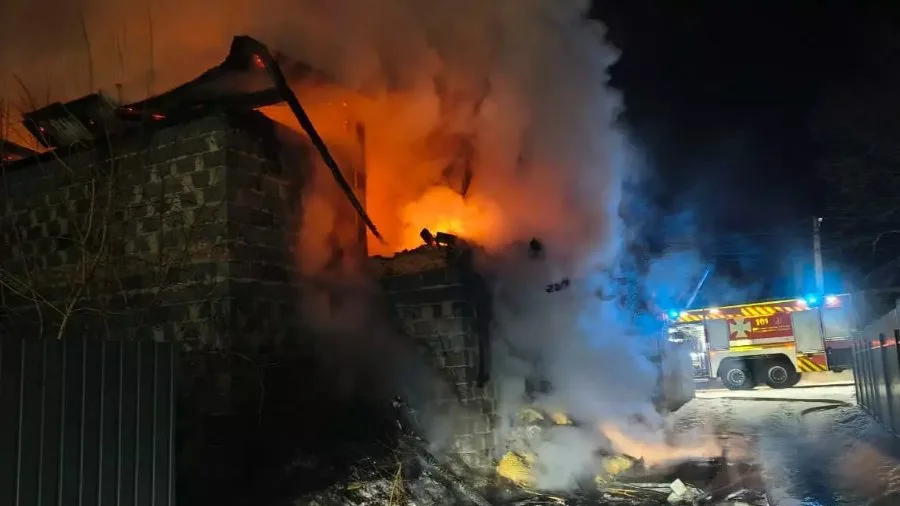 Пожежники гасять нічну пожежу в будинку