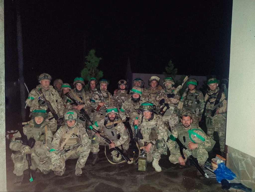 Група військових у камуфляжі на нічному фото