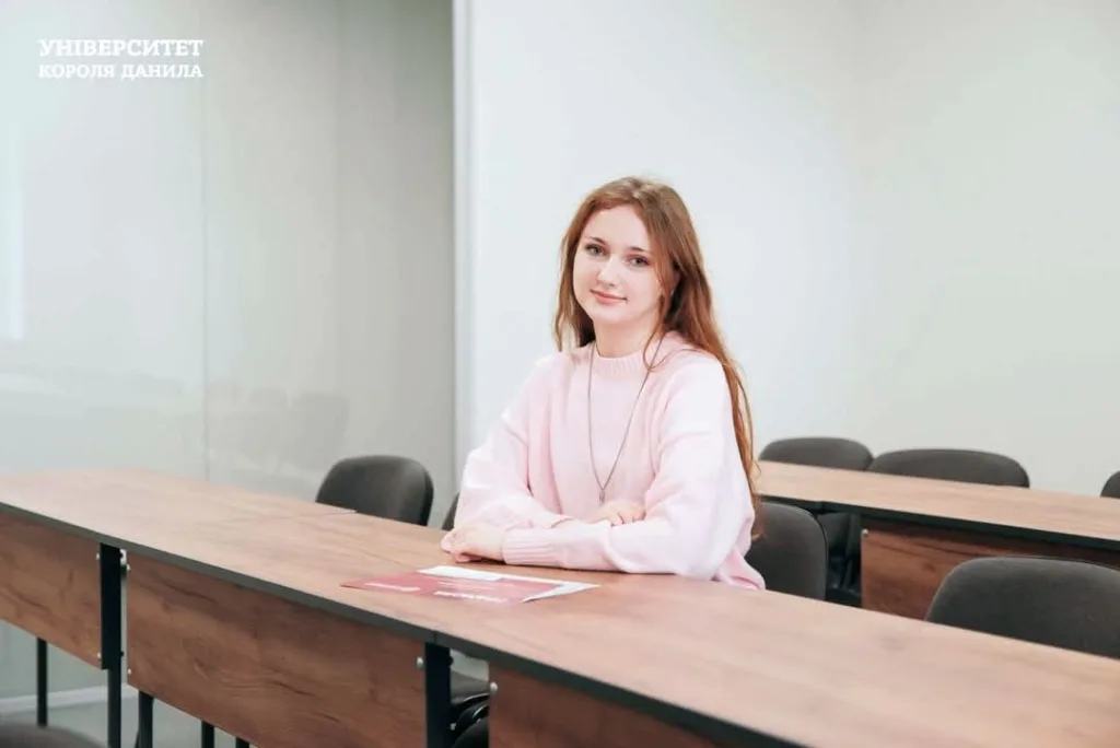 Студентка в аудиторії Університету Короля Данила
