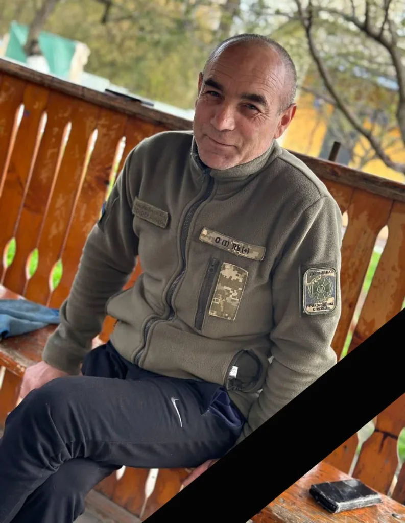 Чоловік у військовій формі сидить на лавці