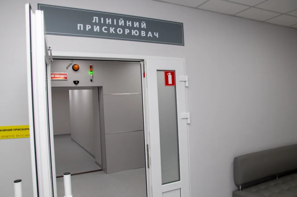 Вхід до кімнати з лінійним прискорювачем