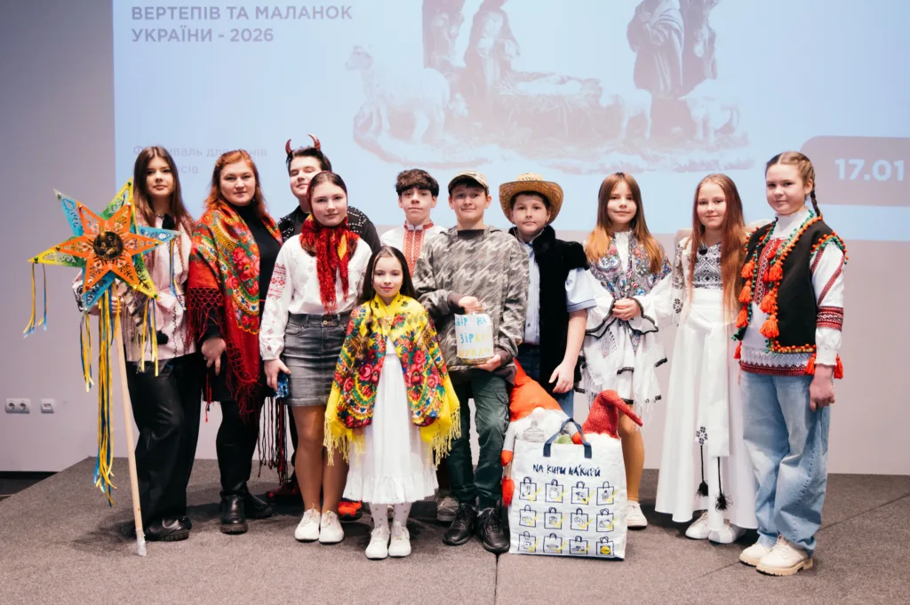 Діти у традиційному вбранні на фестивалі Вертепів