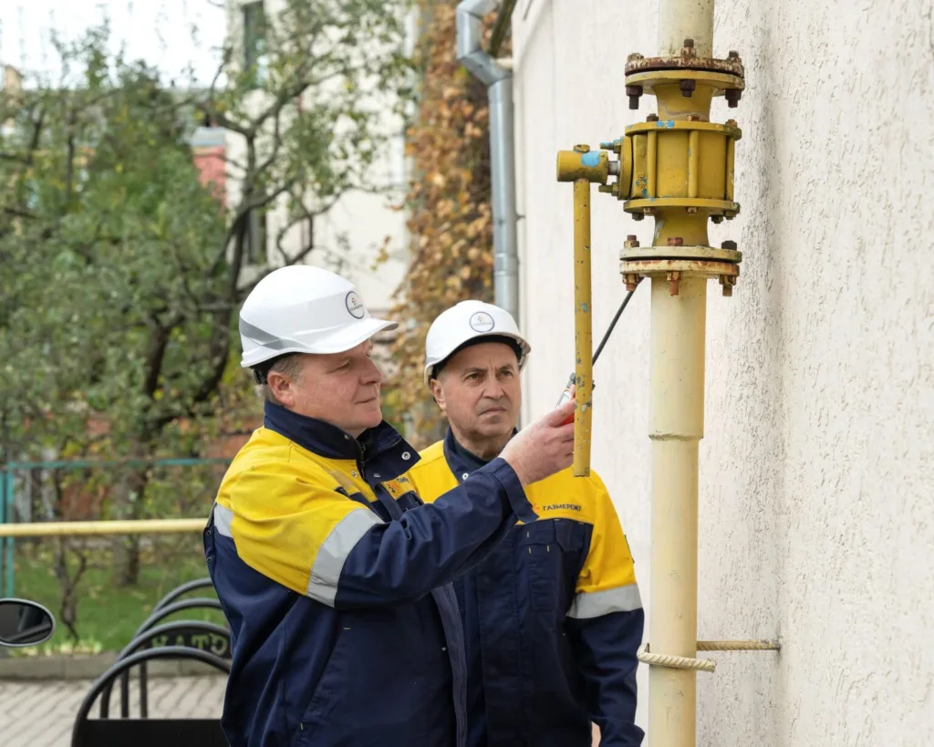 Працівники перевіряють газову трубу біля будинку