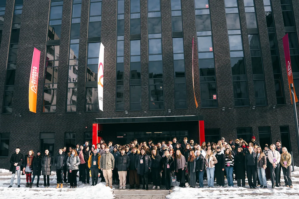 Група людей перед сучасною будівлею взимку