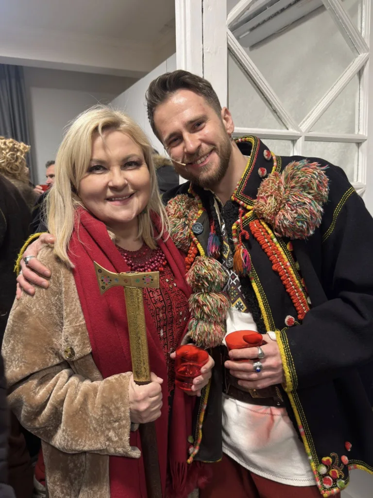 Люди у традиційному українському одязі святкують разом