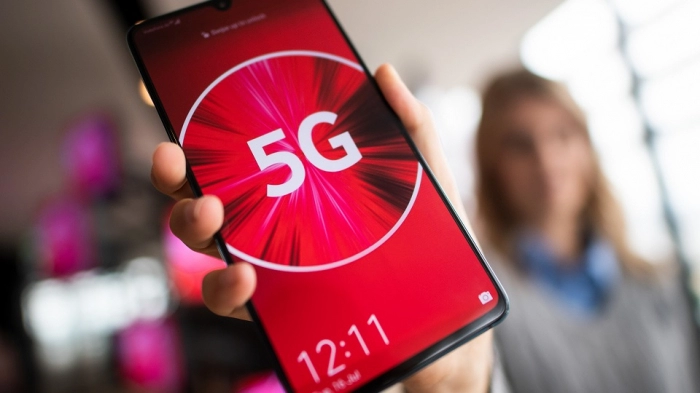 Смартфон із логотипом 5G у руці користувача