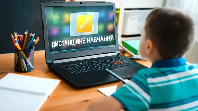 Дитина навчається онлайн під час дистанційного навчання